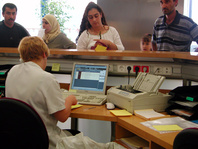 Atenció d'usuaris a l'àrea d'admissions de l'hospital de Palamós. (Foto: SSIBE).