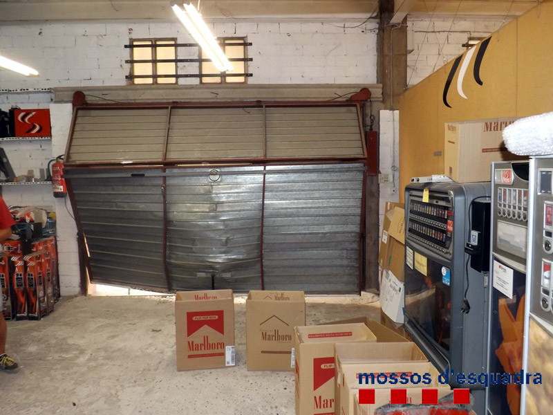 La porta esbotzada del magatzem, vista des de l'interior. (Foto: Mossos d'Esquadra).