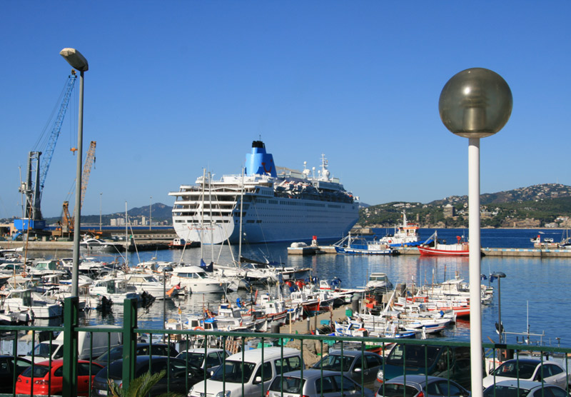 El Thomson Dream és tot un clàssic en les escales de creuer del port palamosí. (Foto: Ràdio Palamós)