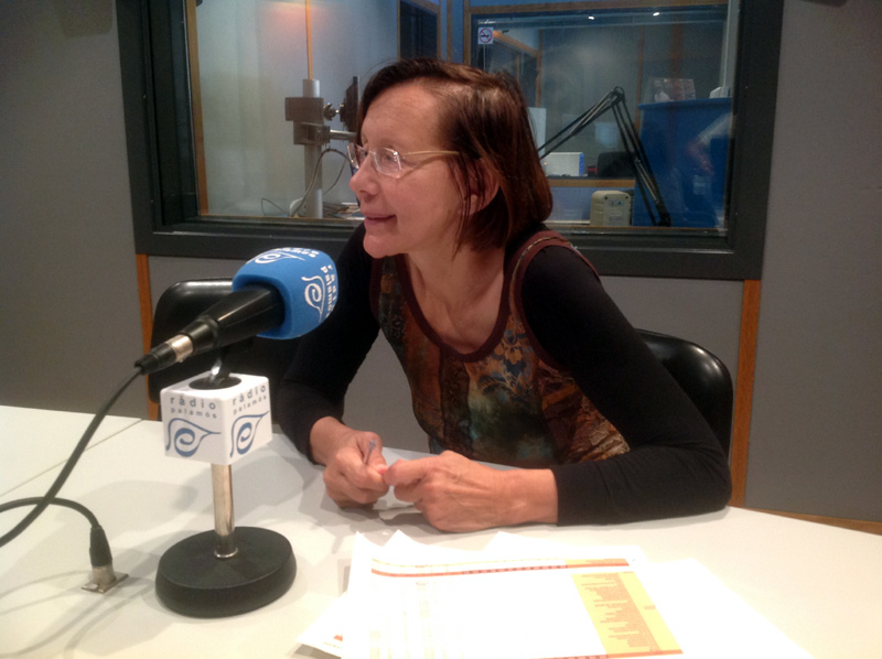Montserrat Tura als estudis de Ràdio Palamós. (Foto: Ràdio Palamós).