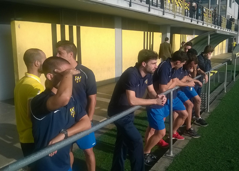 Els jugadors del Palamós CF en arribar al camp, aquest matí. (Foto: Ramon Ribas).