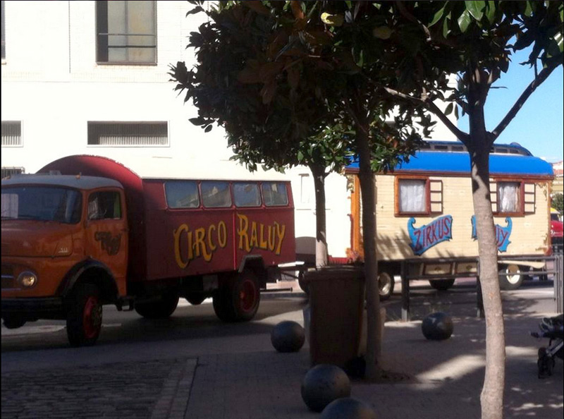 Caravanes del circ Raluy, a l'aparcament del Cervantes.