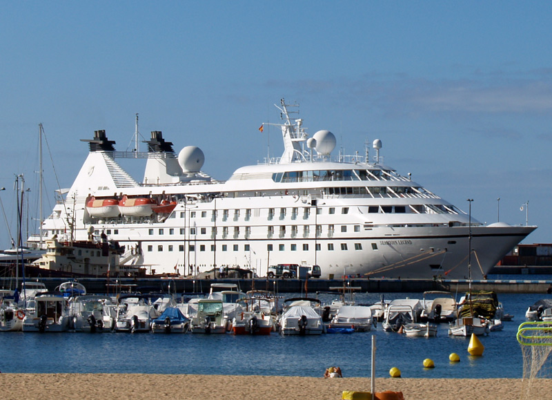 El Seabourn Legend a Palamós, en una imatge d'arxiu. (Foto: Ràdio Palamós).