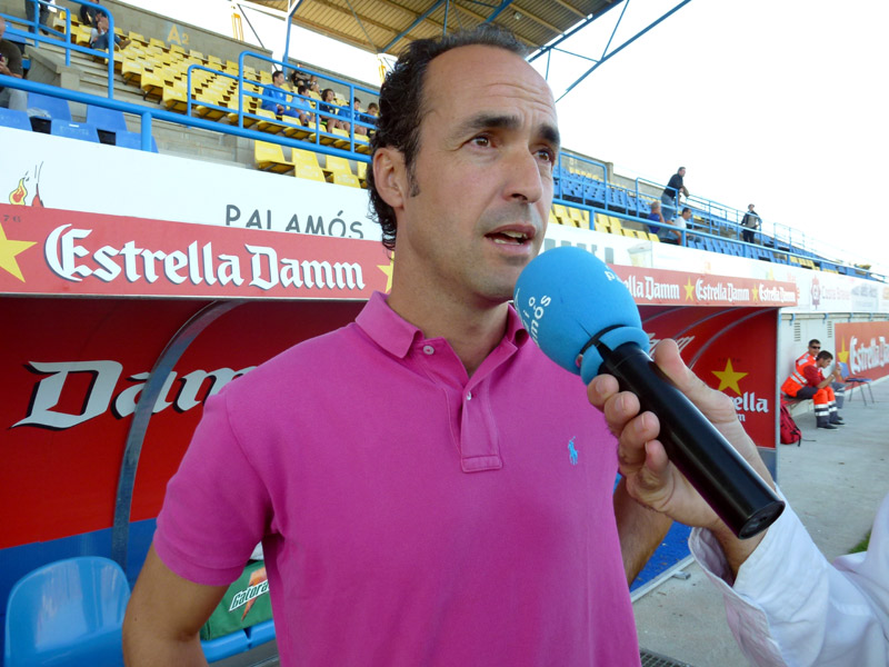 L'entrenador Jordi Martínez, entrevistat just abans del partit. (Foto: Ràdio Palamós).