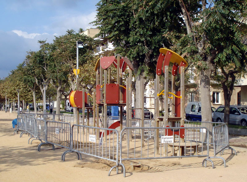 Desmuntatge dels jocs antics, aquesta setmana. (Foto: Ajuntament de Palamós).