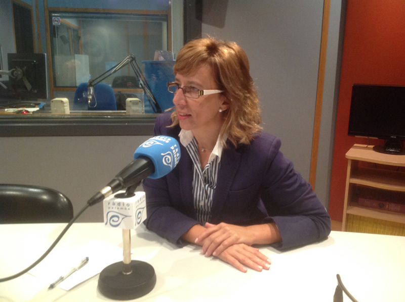 L'alcaldessa de Palamós, Teresa Ferrés, entrevistada ahir a l'espai 'Preguntes'. (Foto: Ràdio Palamós).