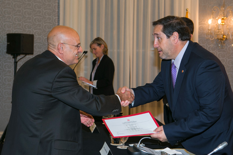 Joan Jurado, a l'esquerra, rebent el diploma de mans del conseller Pelegrí. (Foto: Gencat).