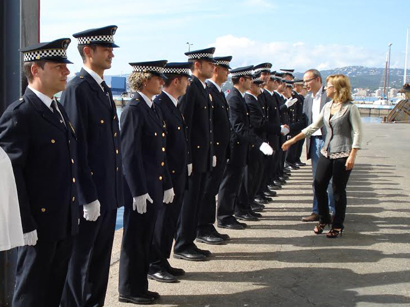 Teresa Ferrés saluda els integrants de la Policia Local en la festa patronal d'aquest any. (Foto: Ajuntament de Palamós).