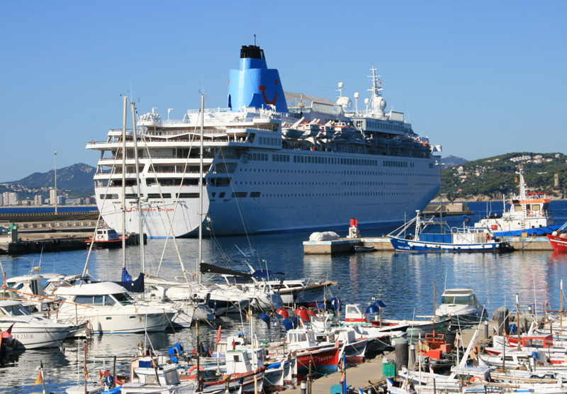 El Thomson Dream al port de Palamós, en una imatge d'arxiu. (Foto: Ràdio Palamós).