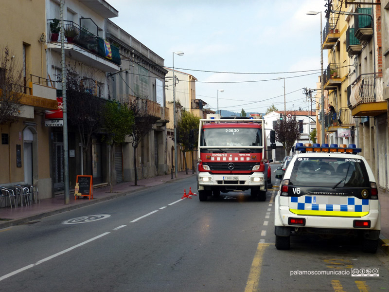 Els equips d'emergències treballant aquest migdia en l'incendi de l'habitatge de Sant Joan. (Foto: Ràdio Palamós).
