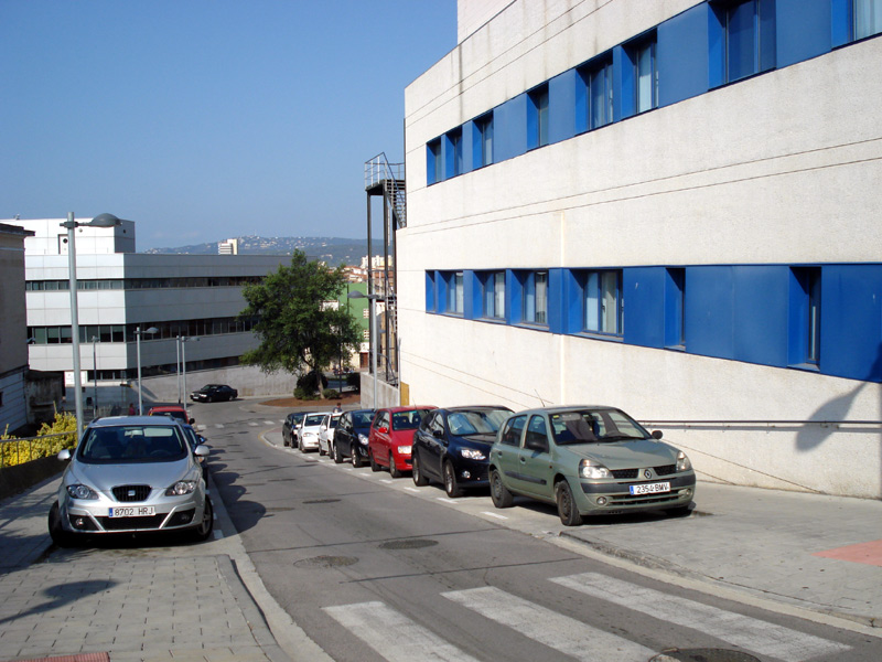 Un dels carrers on s'implanta zona verda, a l'entorn de l'hospital. (Foto: Ràdio Palamós)