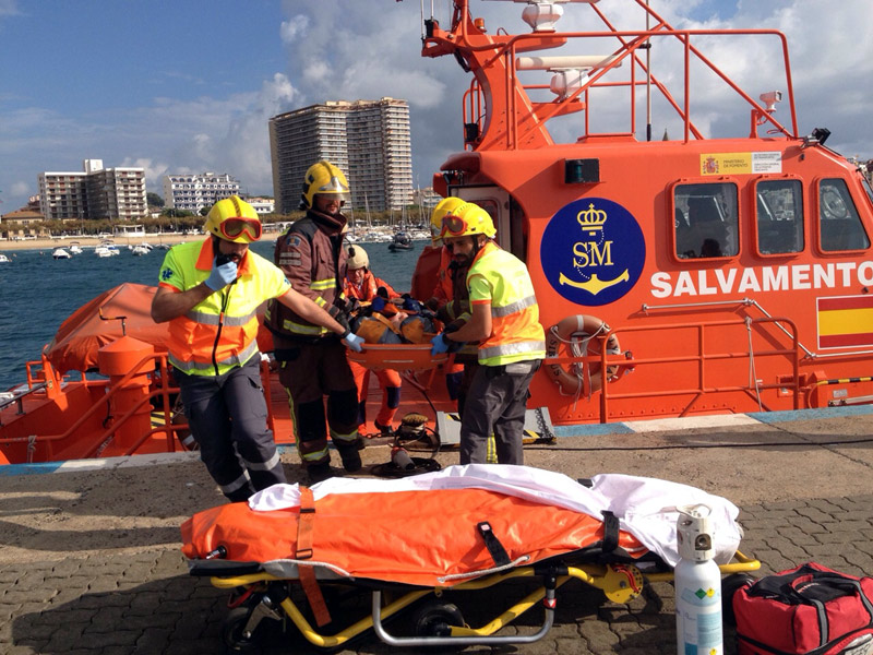 Moment de l'exercici de simulacre, aquest matí al port de Palamós. (Foto: Protecció Civil)