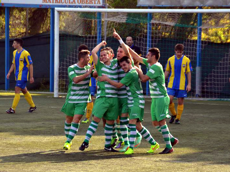 Els jugadors del Cerdanyola celebrant un dels dos gols que li van donar la victòria ahir davant el Palamós. (Foto: Cerdanyola FC.)