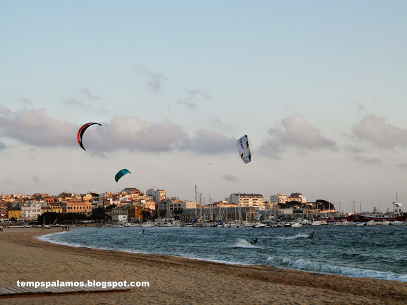 Vent de garbí, practicants de surf d'estel i núvols baixos ahir diumenge a la tarda. (Foto: Jordi Fernández. tempspalamos.blogspot.com)