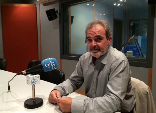 El regidor no adscrit a l'Ajuntament de Palamós, Joan Roches, aquest matí a l'emissora local. (Foto: Ràdio Palamós)