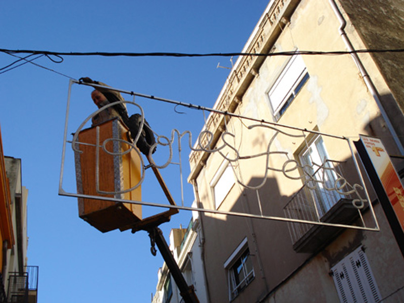 Operaris instal·lant els llums de Nadal. (Foto: Ràdio Palamós).