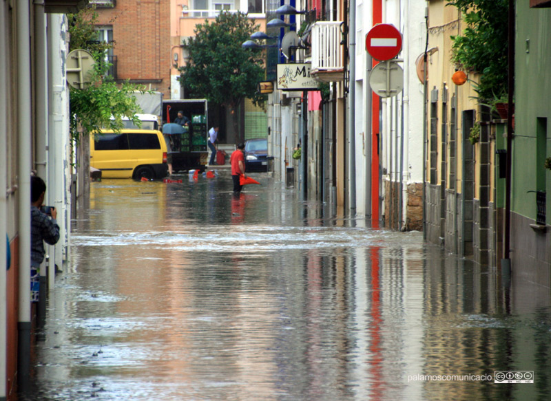 Un carrer inundat en l'aiguat del passat 22 d'agost. (Foto: Ràdio Palamós).