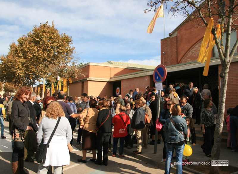 Gent anant a votar a l'institut de Palamós, ahir al matí. (Foto: Ràdio Palamós).