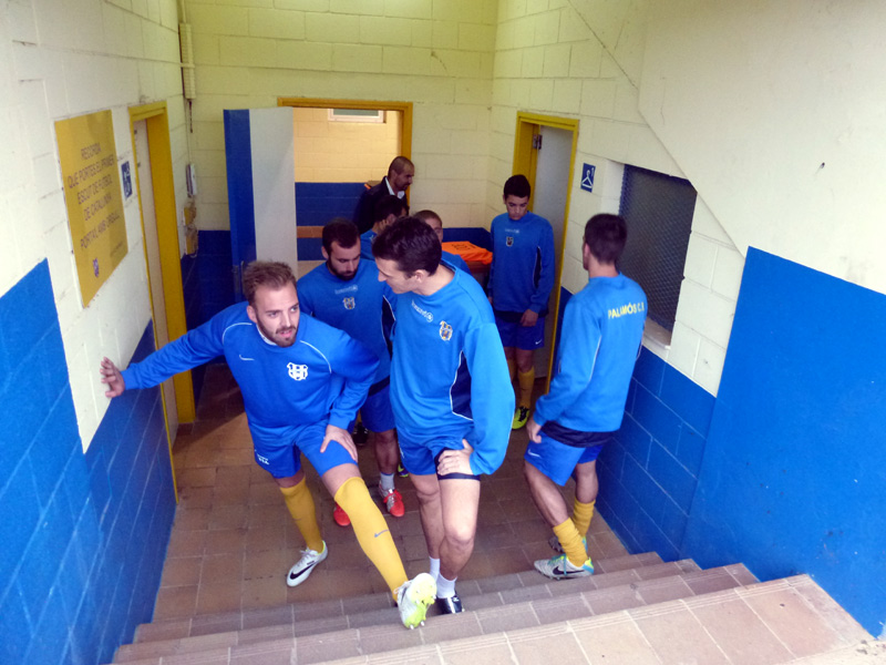 Els jugadors del Palamós CF, ahir a punt de sortir a escalfar. (Foto: Ramon Ribas).