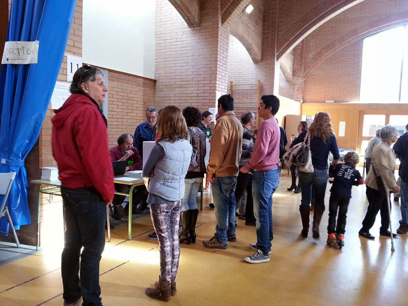 Votants esperant el seu torn a l'Institut. (Foto: Carlos Reyes- ANC Palamós i Sant Joan).