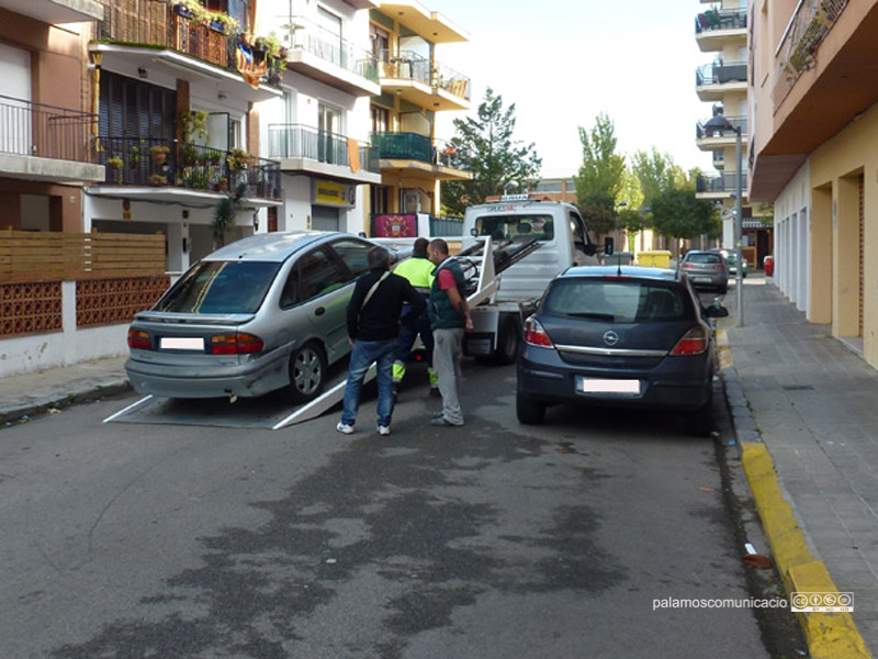 Una grua retira un dels cotxes afectats per l'accident.