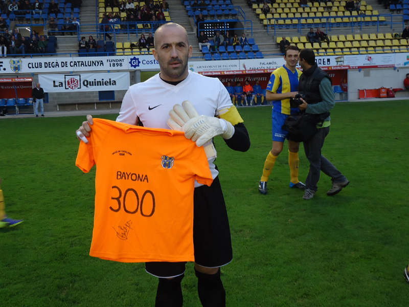 Joan Bayona amb una samarreta commemorativa, diumenge passat. (Foto: Sergi Cortés).