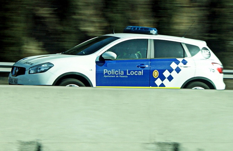 Agents de la Policia Local de Palamós van apagar el foc. (Foto: O. Moreno)