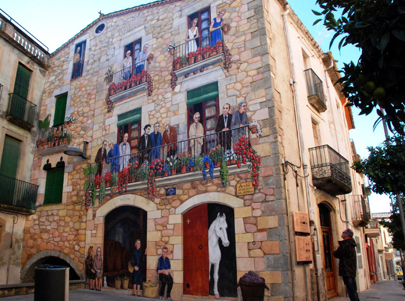 El mural dels músics s'ha pintat a la façana del Cercle Calongí. (Foto: Ajuntament de Calonge)