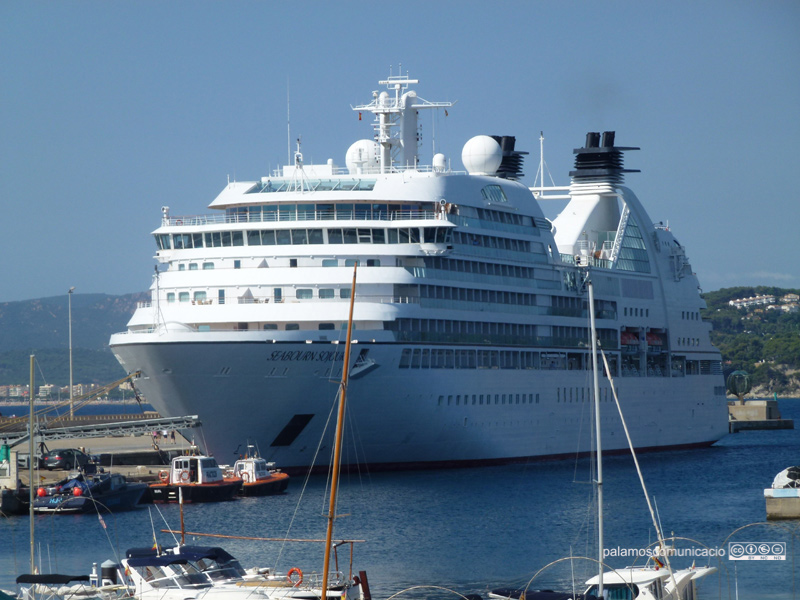 El Seabourn Sojourn a Palamós, en una imatge d'arxiu. (Foto: Ràdio Palamós).