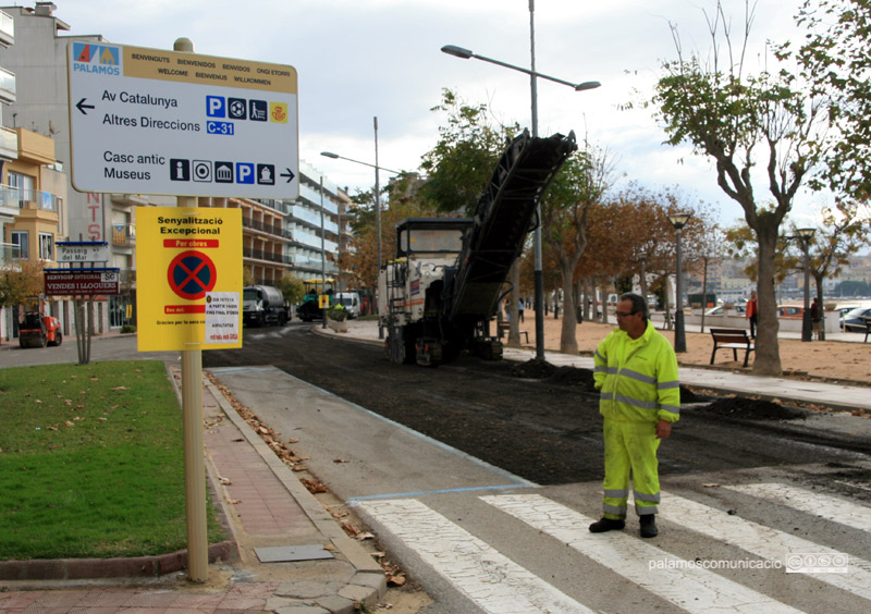 Obres d'asfaltatge al passeig del Mar de Palamós, aquest matí. (Foto: Ràdio Palamós).