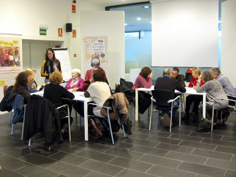 Una sessió dels grups de converses en anglès a la biblioteca. (Foto: Biblioteca Lluís Barceló i Bou)
