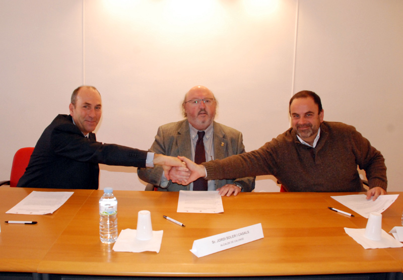 Firma del conveni per fer més competitiu el comerç calongí. (Foto: Ajuntament de Calonge)
