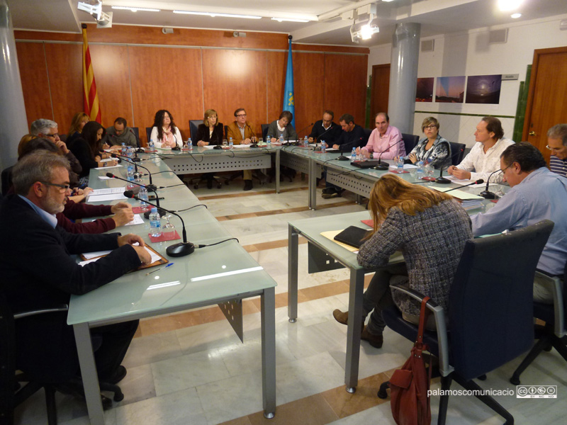 Un moment del Ple de l'Ajuntament de Palamós, ahir al vespre. (Foto: Ràdio Palamós).