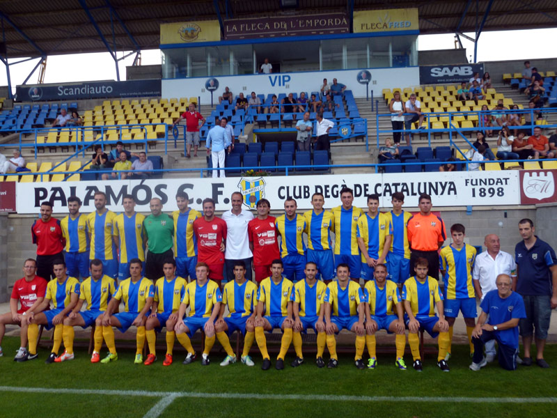 La plantilla del Palamós CF, durant la presentació d'aquesta temporada. (Foto: Ràdio Palamós)