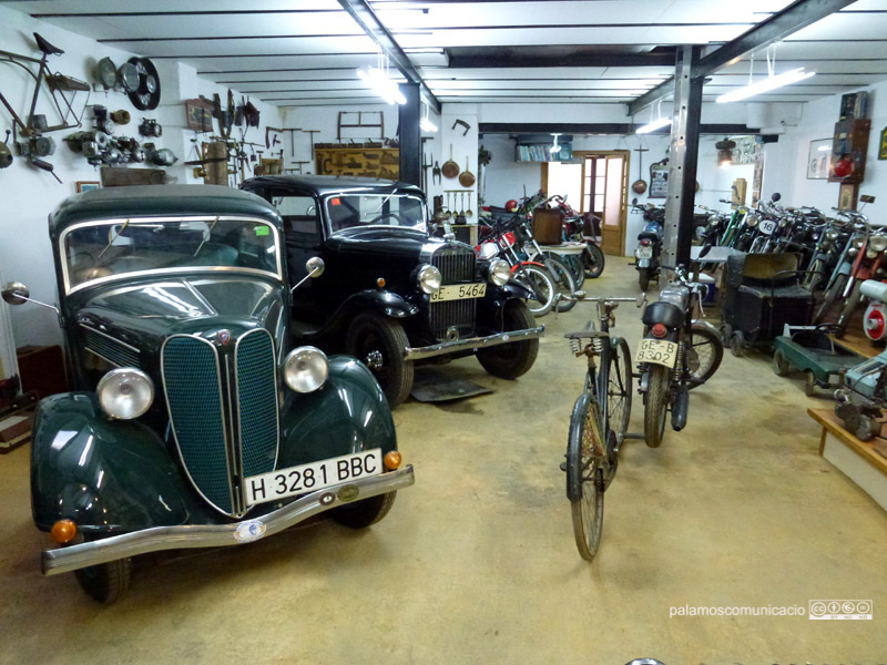 Una mostra dels vehicles antics que Pujol col·lecciona.