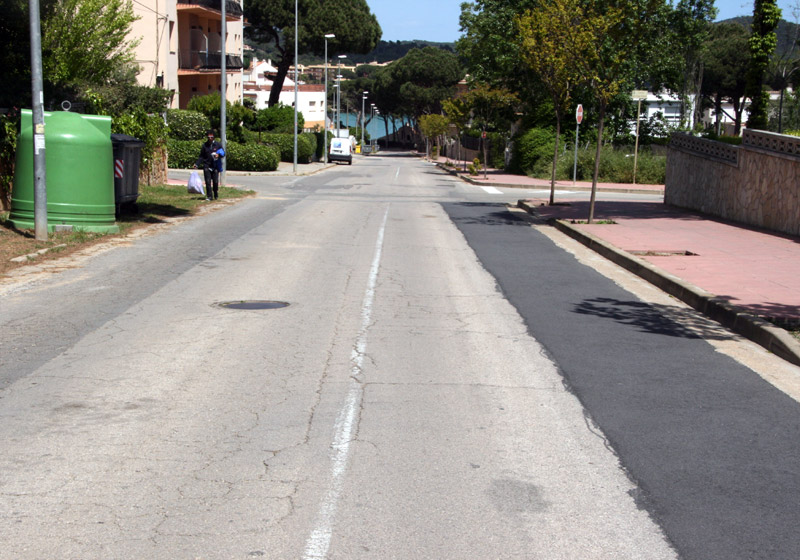 Els treballs de pavimentació de la carretera de La Fosca es concentraran en un sol dia, dilluns vinent. (Foto: Ràdio Palamós)