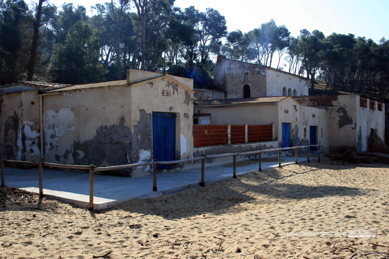 Les barraques de la platja de Castell, en una imatge d'arxiu. (Foto: Ràdio Palamós).