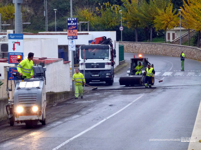 Obres d'asfaltatge de la crta. de La Fosca aquest matí.