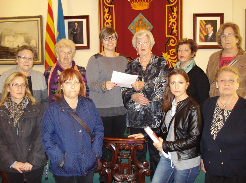 La delagació de Càritas amb la regidora d'Acció Social, Yolanda Aguilar, avui a l'Ajuntament. (Foto: Ajuntament de Palamós).