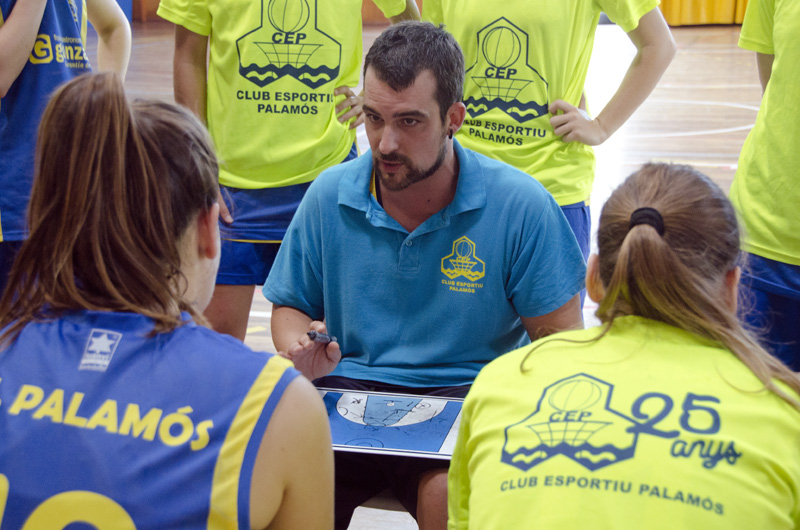 L'entrenador del sènior femení del CE Palamós donant instruccions durant un temps mort. (Foto: Olga Grassot)
