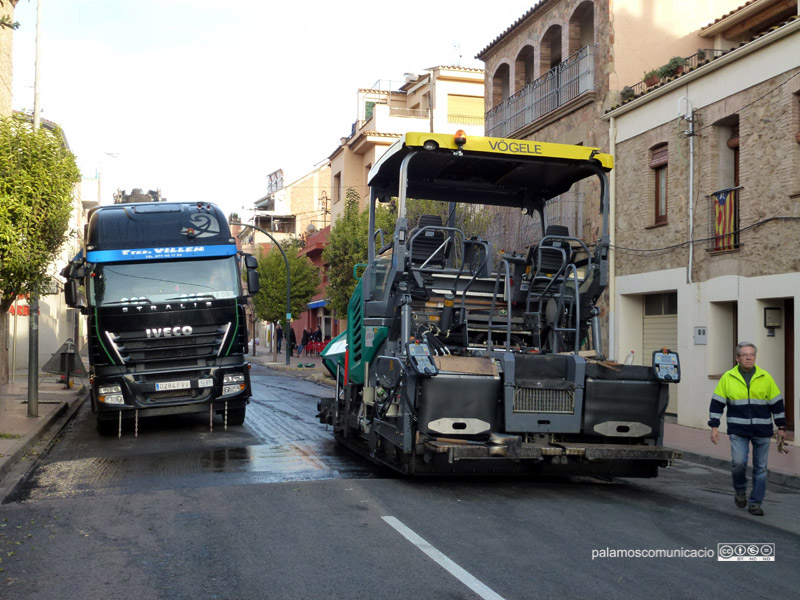 Treballs d'asfaltatge a l'avinguda de la Llibertat.