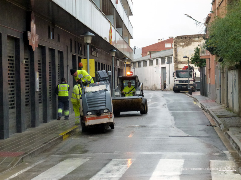Operaris a punt de començar l'asfaltatge del carrer Indústria, aquest matí.