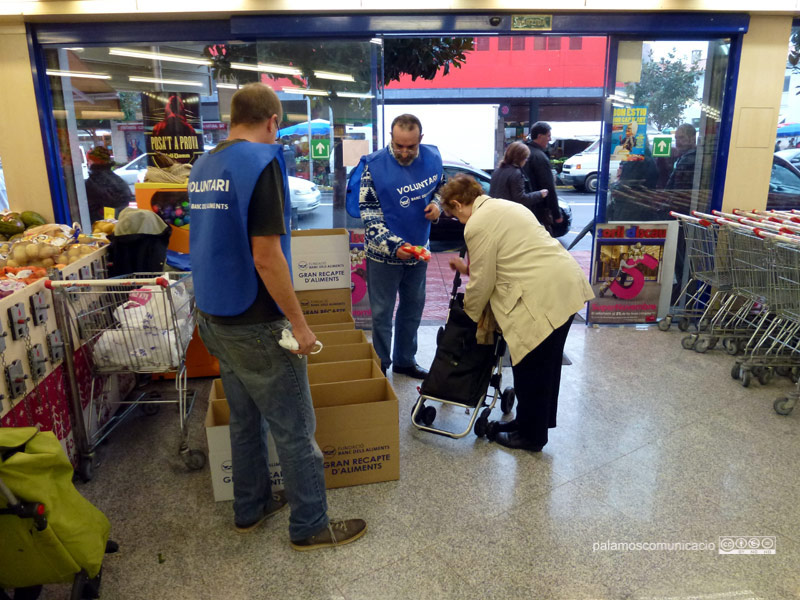 Recollida d'aliments en un dels supermercats del Recapte a Palamós. 