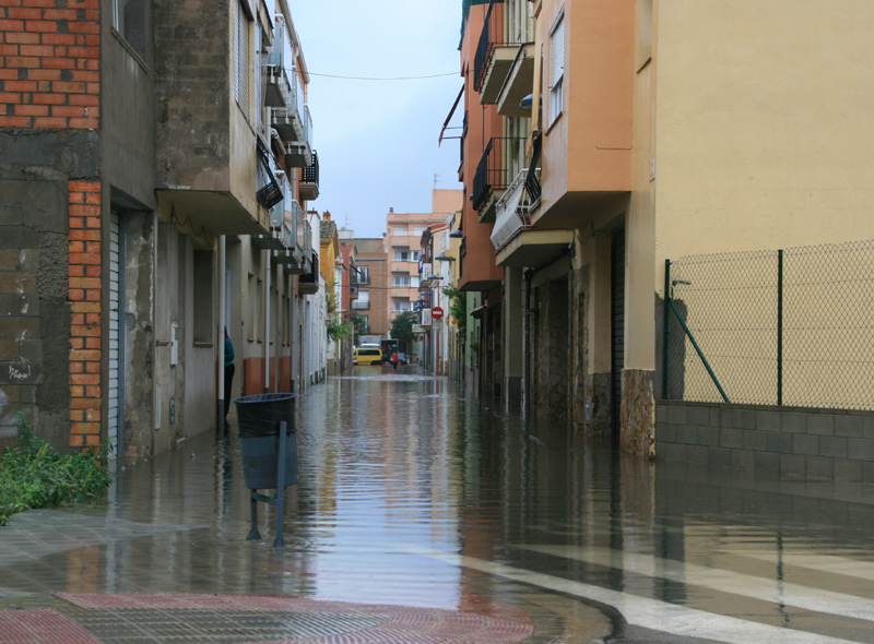 Inundació al carrer d'Emili Joan, el passat mes d'agost. (Foto: Ràdio Palamós).