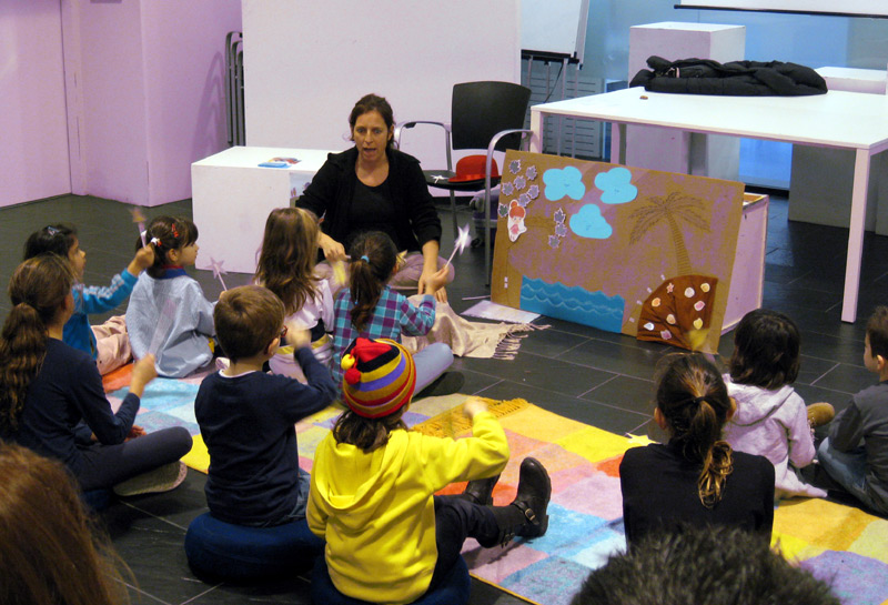 L'activitat fol fomentar en la mainada la lectura i el coneixement de nous idiomes. (Foto: Biblioteca Lluís Barceló i Bou)