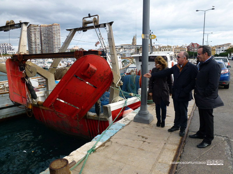 Les autoritats, aquest matí, al costat d'una barca d'arrossegament.