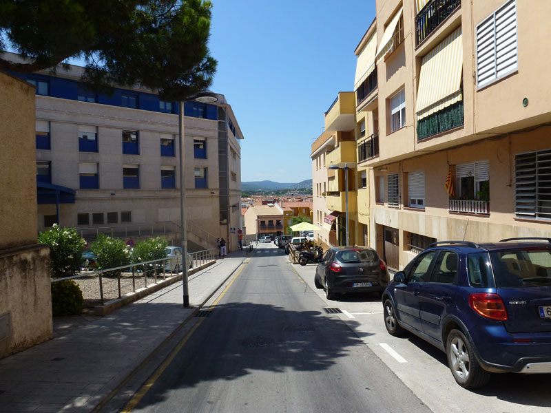 El carrer de Pompeu Fabra, un dels que tindrà zona verda d'aparcament. (Foto: Ràdio Palamós).