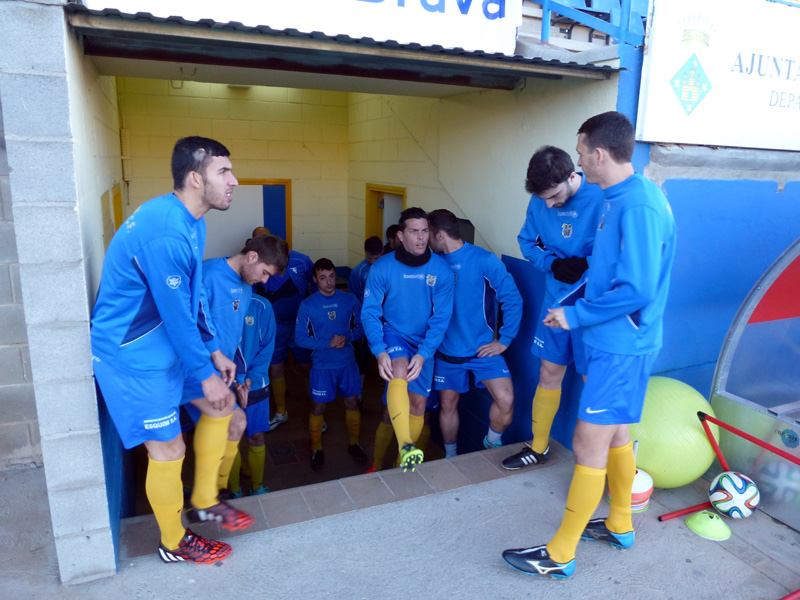 Els jugadors del Palamós abans de saltar al camp. (Foto: Pere Subirana)