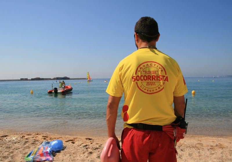 Un socorrista a la platja Gran de Palamós, en una imatge d'arxiu. (Foto: Ràdio Palamós).