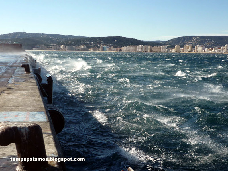 Temporal de tramuntana des del port de Palamós. (Foto: tempspalamos.blogspot.com)